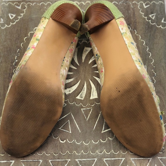 Sweet Summer Heels with Flowers and Bow Detail - Picture 7 of 7